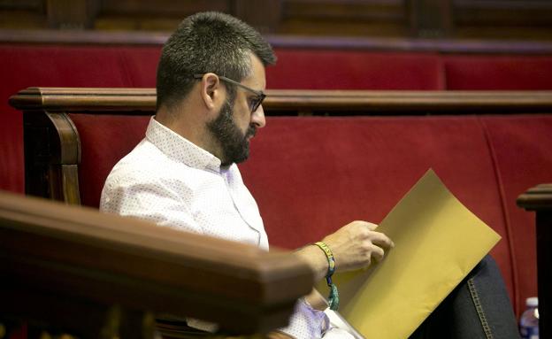 El concejal de Cultura Festiva, Pere Fuset, en el hemiciclo. 