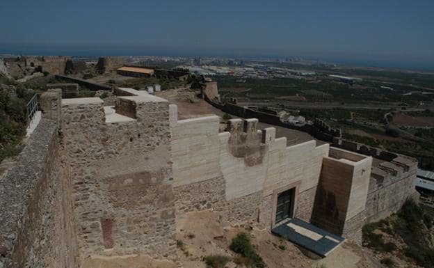 Un tramo de la muralla restaurada del Castillo de Sagunto.