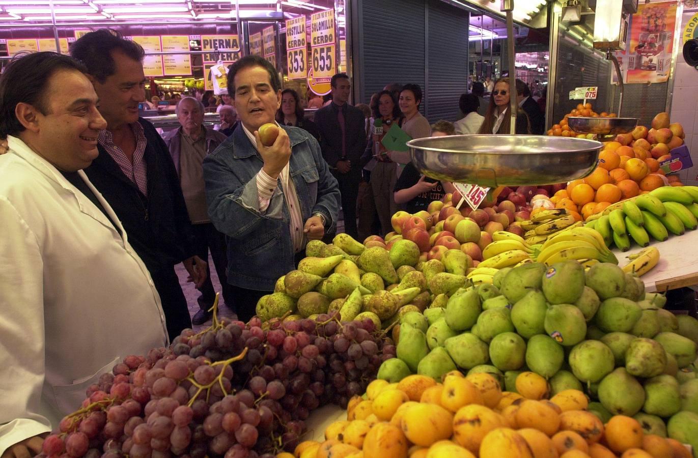 Son muchos los rostros conocidos que se han dejado ver entre las paradas del emblemático mercado. La visita del Dúo Dinámico causó revuelo entre clientes y vendedores en 2003.