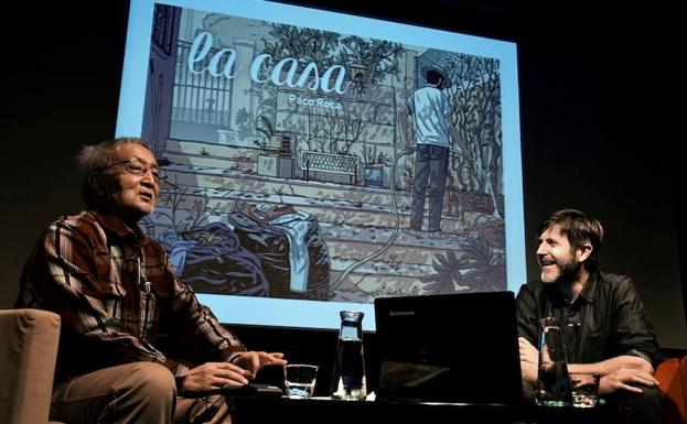 El dibujante español Paco Roca (d), junto al investigador japonés Kosei Ono durante una conferencia sobre el mundo del cómic en Tokio.