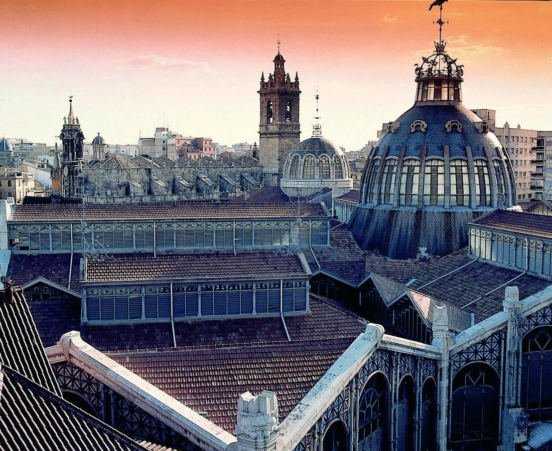 El Mercado Central cumple, este jueves 15 de marzo, 90 años desde que abrió por primera vez las puertas al público. Desde entonces, ha sido uno de los puntos neurálgicos de Valencia. Bajo el lema '90 años madrugando', se conmemora su aniversario con una serie de actos.