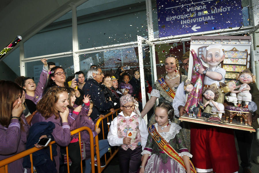 La Falla barrio Beteró consigue el ninot indultat infantil de las Fallas 2018. La escena muestra a Vicente Enguídanos, el último velluter y se ha salvado de la cremà gracias a los 12.631 votos recibidos durante la Exposición del Ninot.