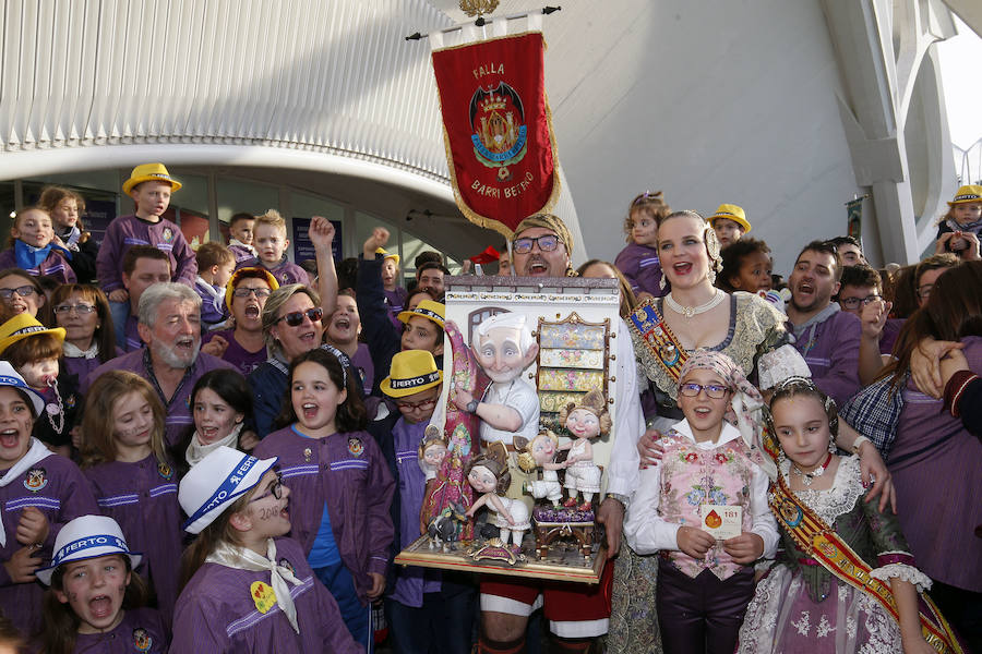 La Falla barrio Beteró consigue el ninot indultat infantil de las Fallas 2018. La escena muestra a Vicente Enguídanos, el último velluter y se ha salvado de la cremà gracias a los 12.631 votos recibidos durante la Exposición del Ninot.