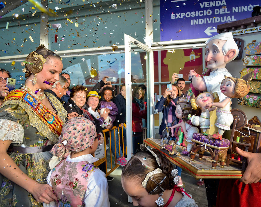 La Falla barrio Beteró consigue el ninot indultat infantil de las Fallas 2018. La escena muestra a Vicente Enguídanos, el último velluter y se ha salvado de la cremà gracias a los 12.631 votos recibidos durante la Exposición del Ninot.