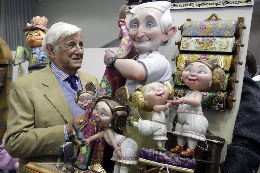 La Falla barrio Beteró consigue el ninot indultat infantil de las Fallas 2018. La escena muestra a Vicente Enguídanos, el último velluter y se ha salvado de la cremà gracias a los 12.631 votos recibidos durante la Exposición del Ninot.