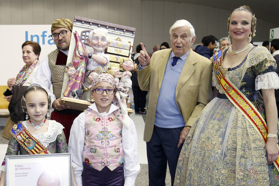 La Falla barrio Beteró consigue el ninot indultat infantil de las Fallas 2018. La escena muestra a Vicente Enguídanos, el último velluter y se ha salvado de la cremà gracias a los 12.631 votos recibidos durante la Exposición del Ninot.