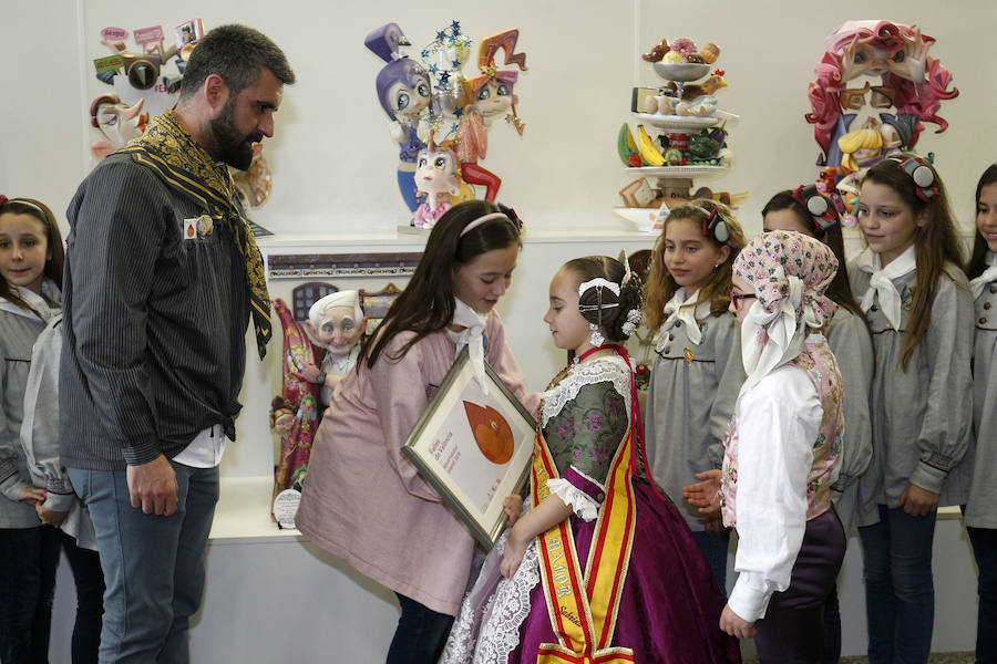 La Falla barrio Beteró consigue el ninot indultat infantil de las Fallas 2018. La escena muestra a Vicente Enguídanos, el último velluter y se ha salvado de la cremà gracias a los 12.631 votos recibidos durante la Exposición del Ninot.