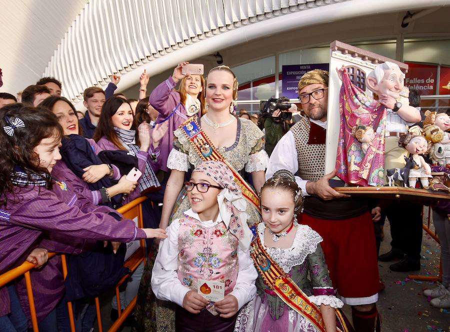 Los máximos represenantes de la Falla Barrio Beteró, con el ninot indultat infantil de las Fallas 2018 que estará presente en su falla.