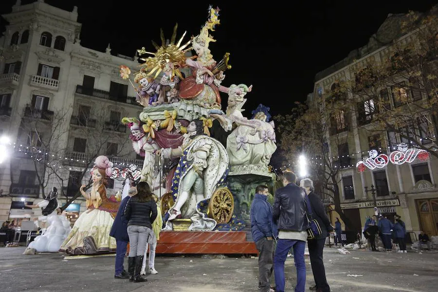 Los artistas de las principales comisiones falleras trabajan a contrarreloj en los últimos detalles de cara a que la falla esté acabada el 16 de marzo a las 08 horas