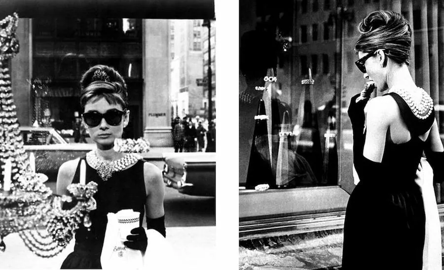 Audrey Hepburn ('Desayuno con diamantes') | El diseñador francés Hubert de Givenchy fue el autor del vestido de satén con la espalda parcialmente descubierta que llevó Audrey Hepburn en 'Desayuno con diamantes' (1961). Acompañado de unos guantes y un collar de perlas, el diseño se ha convertido en el símbolo de la sofisticación. El vestido salió a subasta en Christie's por 900.000 euros.