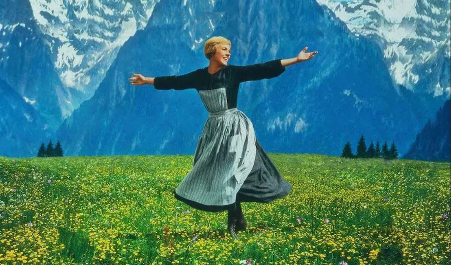Julie Andrews ('Sonrisas y lágrimas') | El atuendo con el que Julie Andrews danzaba cantando por las montañas austríacas en 'Sonrisas y Lágrimas' (1965) fue adquirido por un coleccionista americano que pagó una cantidad más razonable que las anteriores: 30.000 euros.