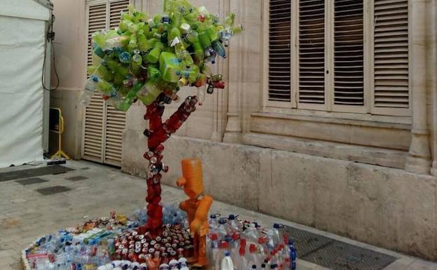 Greenpeace, Amigos de la Tierra, Ecologistas en Acción y Retorna han presentado un monumento hecho a base de latas y envases de plástico.