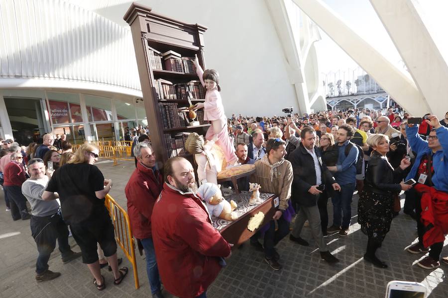 La obra de Manuel Algarra se gana salvarse del fuego de la cremà gracias a los casi 13.000 votos conseguidos en la Exposición del Ninot 