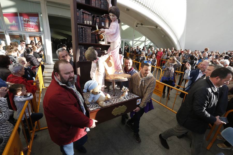 La obra de Manuel Algarra se gana salvarse del fuego de la cremà gracias a los casi 13.000 votos conseguidos en la Exposición del Ninot 