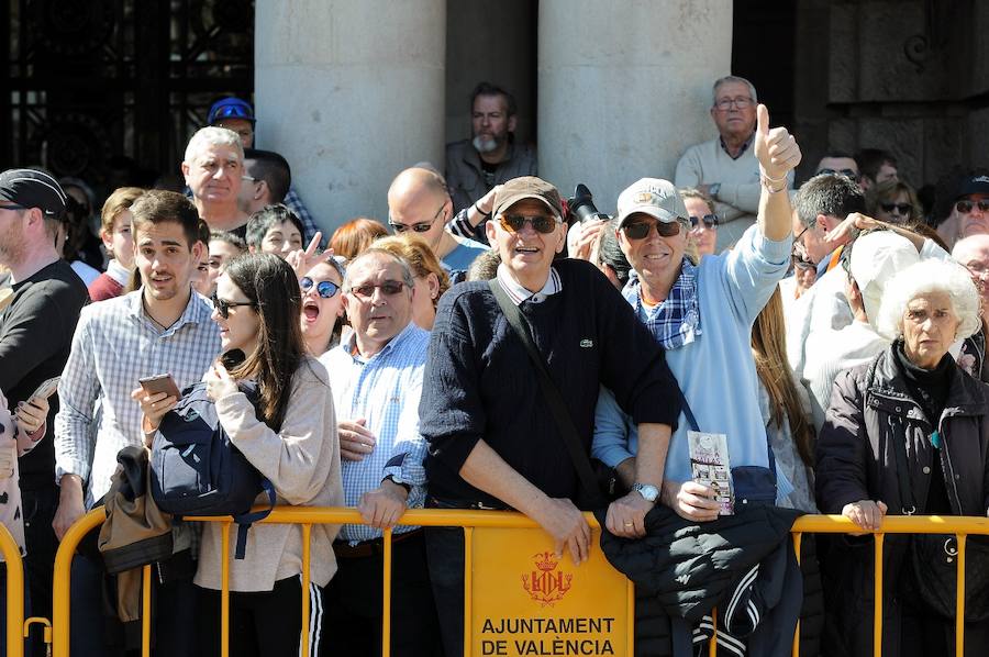 Pirotecnia Aitana de Bélgida ofrece un perfecto disparo en la plaza del Ayuntamiento marcado por un final apoteósico