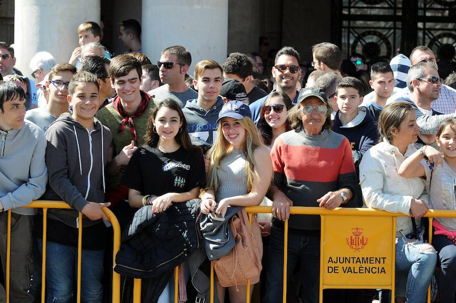 Pirotecnia Aitana de Bélgida ofrece un perfecto disparo en la plaza del Ayuntamiento marcado por un final apoteósico