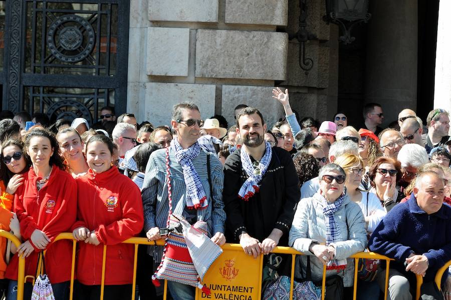 Pirotecnia Aitana de Bélgida ofrece un perfecto disparo en la plaza del Ayuntamiento marcado por un final apoteósico