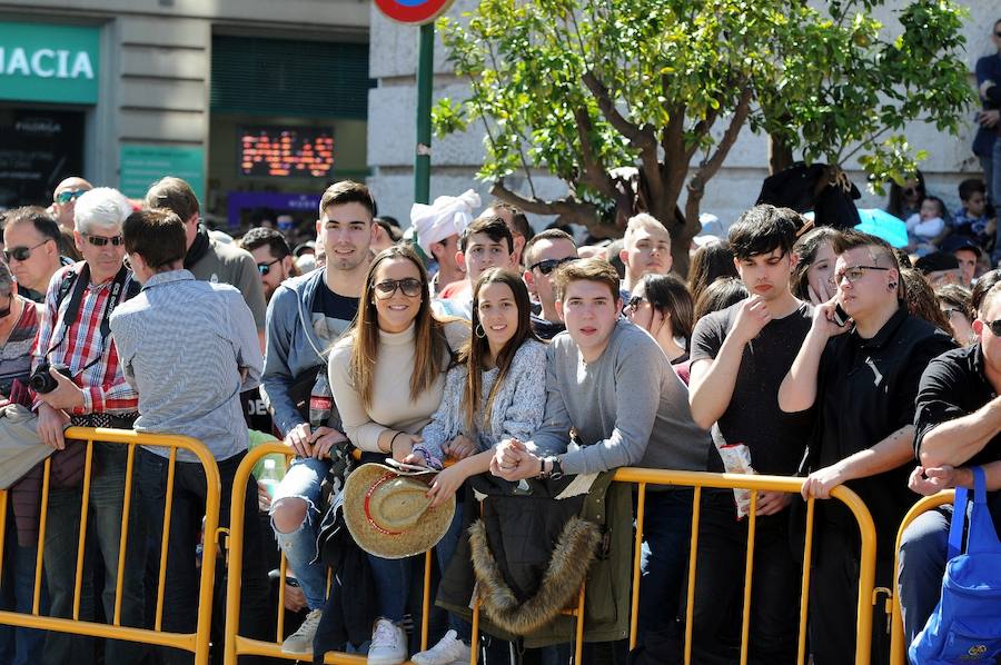 Pirotecnia Aitana de Bélgida ofrece un perfecto disparo en la plaza del Ayuntamiento marcado por un final apoteósico