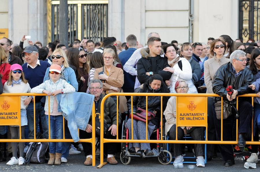 Pirotecnia Aitana de Bélgida ofrece un perfecto disparo en la plaza del Ayuntamiento marcado por un final apoteósico