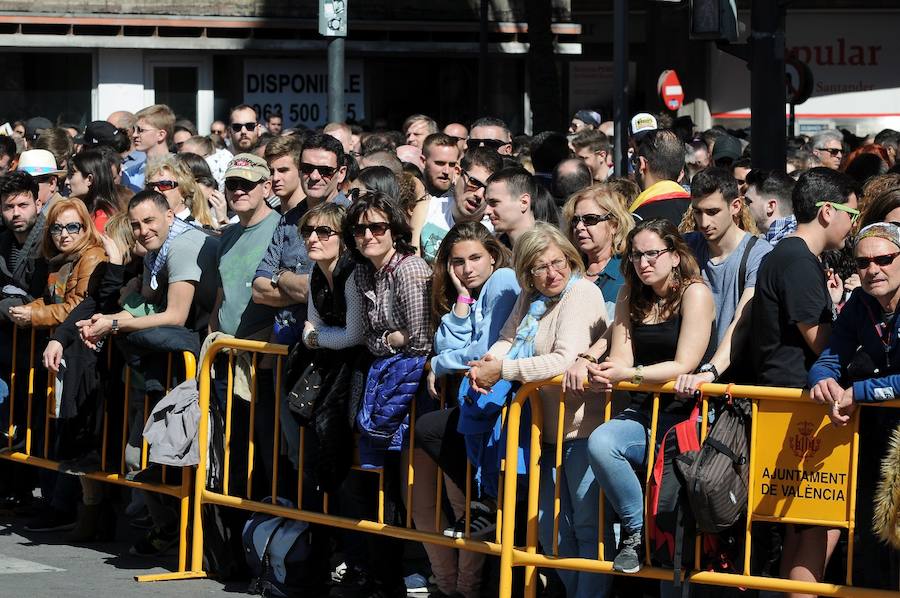 Pirotecnia Aitana de Bélgida ofrece un perfecto disparo en la plaza del Ayuntamiento marcado por un final apoteósico