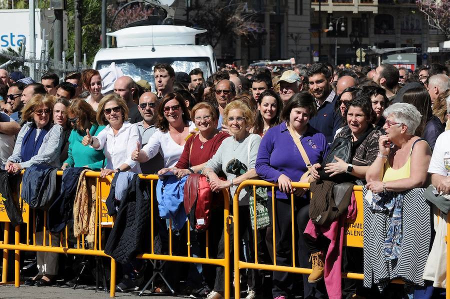 Pirotecnia Aitana de Bélgida ofrece un perfecto disparo en la plaza del Ayuntamiento marcado por un final apoteósico