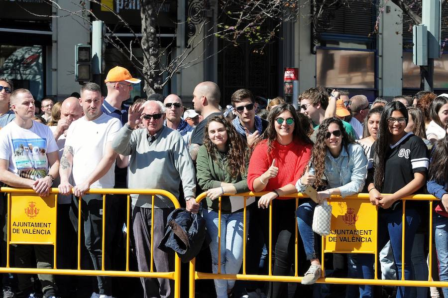 Pirotecnia Aitana de Bélgida ofrece un perfecto disparo en la plaza del Ayuntamiento marcado por un final apoteósico