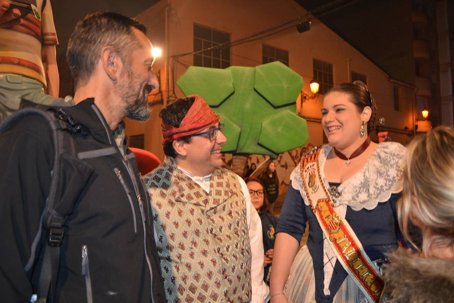 La falla Carretera Escrivà- Cooperativa San Fernando recibió ayer a Pedro Cavadas, cirujano valenciano de reconocido prestigio, que ser acercó a ver el ninot que se le ha dedicado en el monumento mayor de esta comisión.