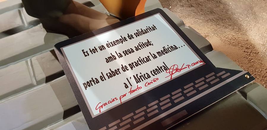 El presidente de Carretera Escrivà le agradeció en nombre de toda la comisión tanto la visita como su labor desinteresada como cirujano en países africanos y le hizo entrega de la insignia de la falla, así como del llibret de este año. Por su parte, el doctor Cavadas firmó el cartel de su ninot, como recuerdo y agradecimiento de la visita.