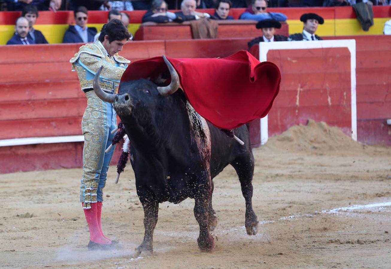 Roca Rey se ha proclamado triunfador absoluto de la corrida de toros de este viernes en Valencia con una faena tremendamente creativa y emocionante. El torero peruano ha salido a hombros de la plaza en la Feria de Fallas. Los tendidos han estado llenos de caras conocidas.