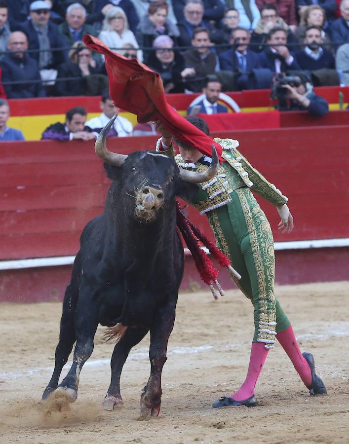 Roca Rey se ha proclamado triunfador absoluto de la corrida de toros de este viernes en Valencia con una faena tremendamente creativa y emocionante. El torero peruano ha salido a hombros de la plaza en la Feria de Fallas. Los tendidos han estado llenos de caras conocidas.