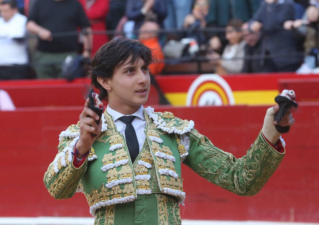 Roca Rey se ha proclamado triunfador absoluto de la corrida de toros de este viernes en Valencia con una faena tremendamente creativa y emocionante. El torero peruano ha salido a hombros de la plaza en la Feria de Fallas. Los tendidos han estado llenos de caras conocidas.