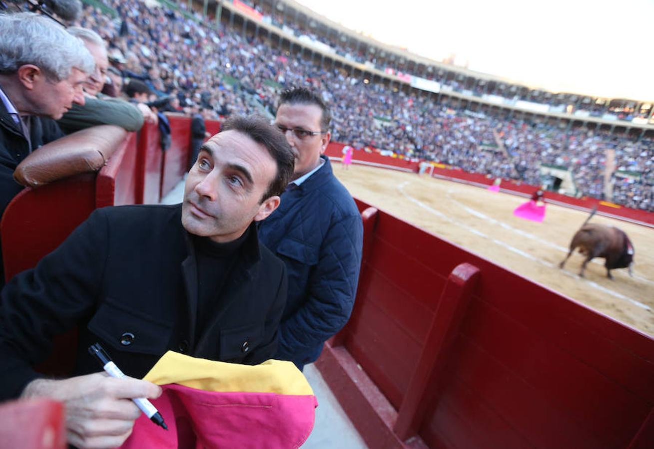 Roca Rey se ha proclamado triunfador absoluto de la corrida de toros de este viernes en Valencia con una faena tremendamente creativa y emocionante. El torero peruano ha salido a hombros de la plaza en la Feria de Fallas. Los tendidos han estado llenos de caras conocidas.