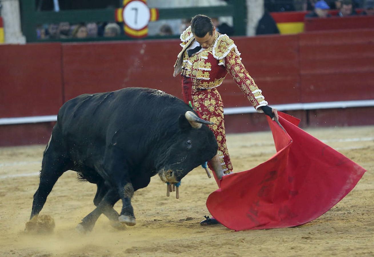 Roca Rey se ha proclamado triunfador absoluto de la corrida de toros de este viernes en Valencia con una faena tremendamente creativa y emocionante. El torero peruano ha salido a hombros de la plaza en la Feria de Fallas. Los tendidos han estado llenos de caras conocidas.