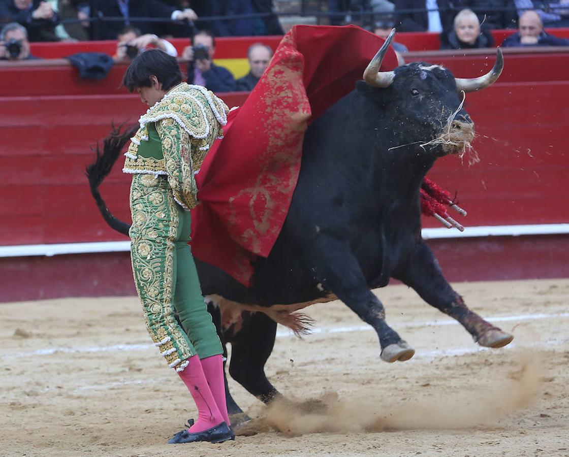 Roca Rey se ha proclamado triunfador absoluto de la corrida de toros de este viernes en Valencia con una faena tremendamente creativa y emocionante. El torero peruano ha salido a hombros de la plaza en la Feria de Fallas. Los tendidos han estado llenos de caras conocidas.