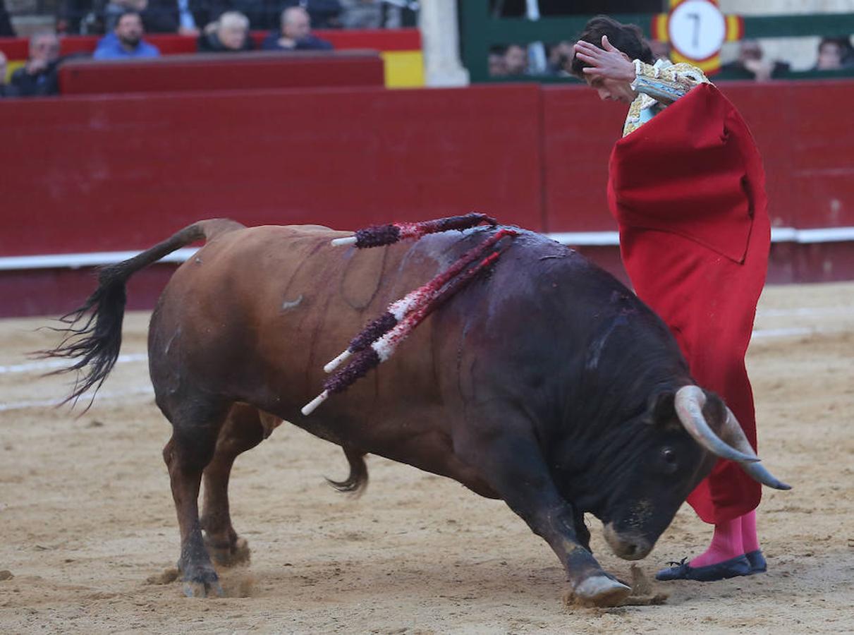 Roca Rey se ha proclamado triunfador absoluto de la corrida de toros de este viernes en Valencia con una faena tremendamente creativa y emocionante. El torero peruano ha salido a hombros de la plaza en la Feria de Fallas. Los tendidos han estado llenos de caras conocidas.