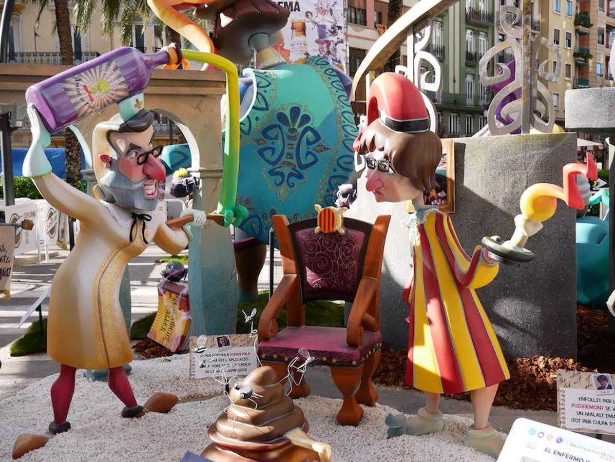 Mariano Rajoy y Carles Puigdemont en la Falla Reino de Valencia. 