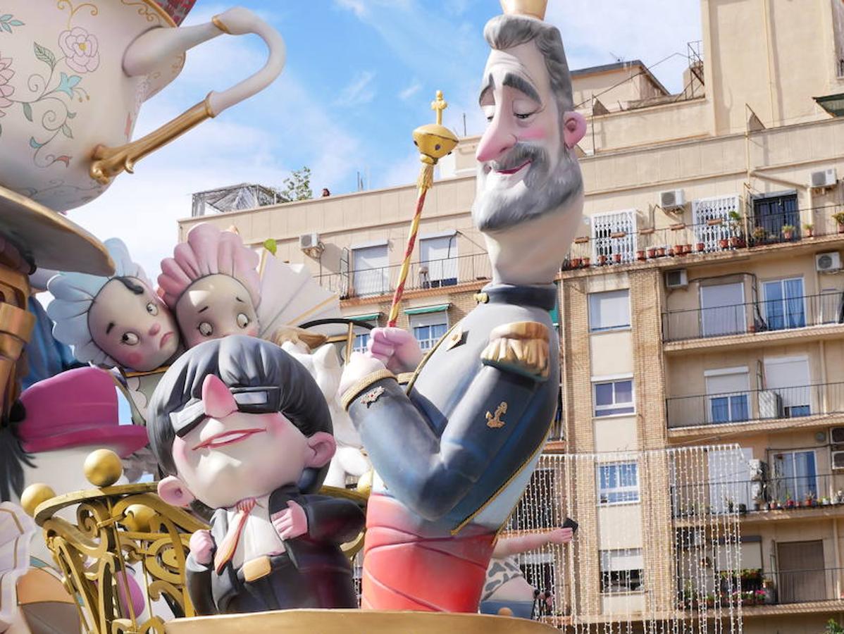 El Rey de España, Felipe VI, junto a Carles Puigdemont en la Falla Campanar.