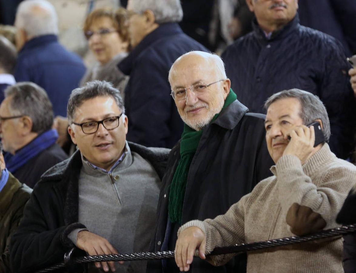 Roca Rey se ha proclamado triunfador absoluto de la corrida de toros de este viernes en Valencia con una faena tremendamente creativa y emocionante. El torero peruano ha salido a hombros de la plaza en la Feria de Fallas. Los tendidos han estado llenos de caras conocidas.