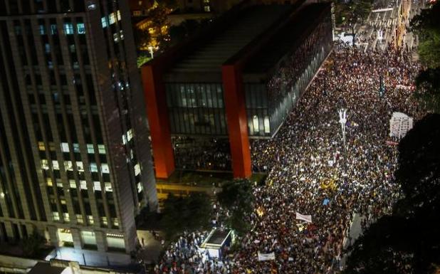 Estupor en Brasil por la muerte a tiros de una concejal en plena calle