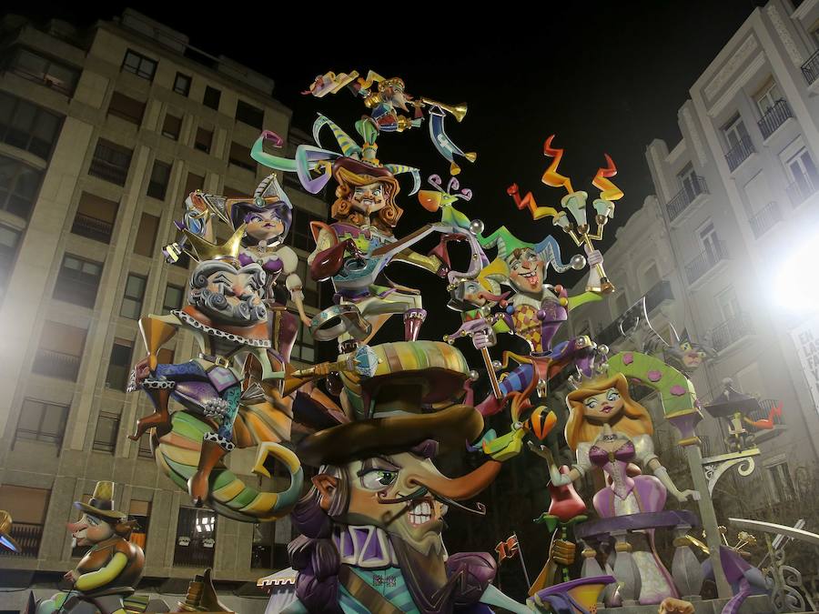 Falla Antiguo Reino de Valencia - Duque de Calabria. Artista: Sergio Musoles. Lema: Eixa boqueta!