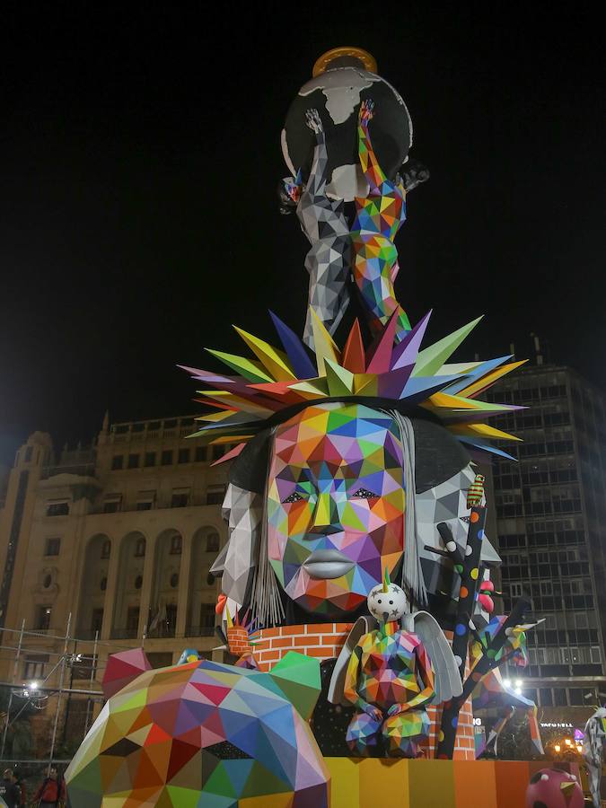 Falla municipal. Artistas: Latorre y Sanz. Diseñador: Okuda. Lema: Equilibrio universal.