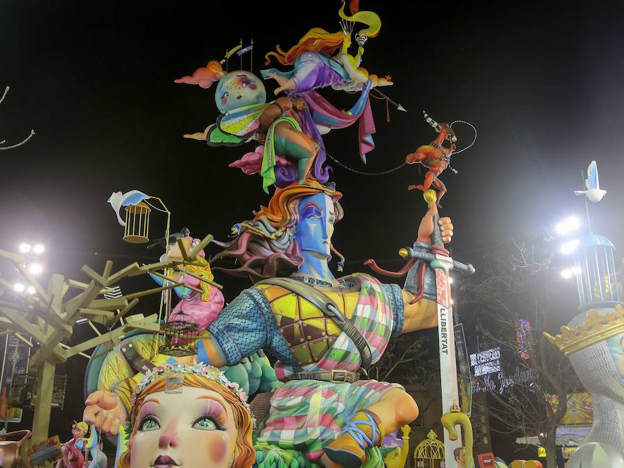 Falla Na Jordana. Artista: Antonio Pérez. Lema: 'Llibertat!'