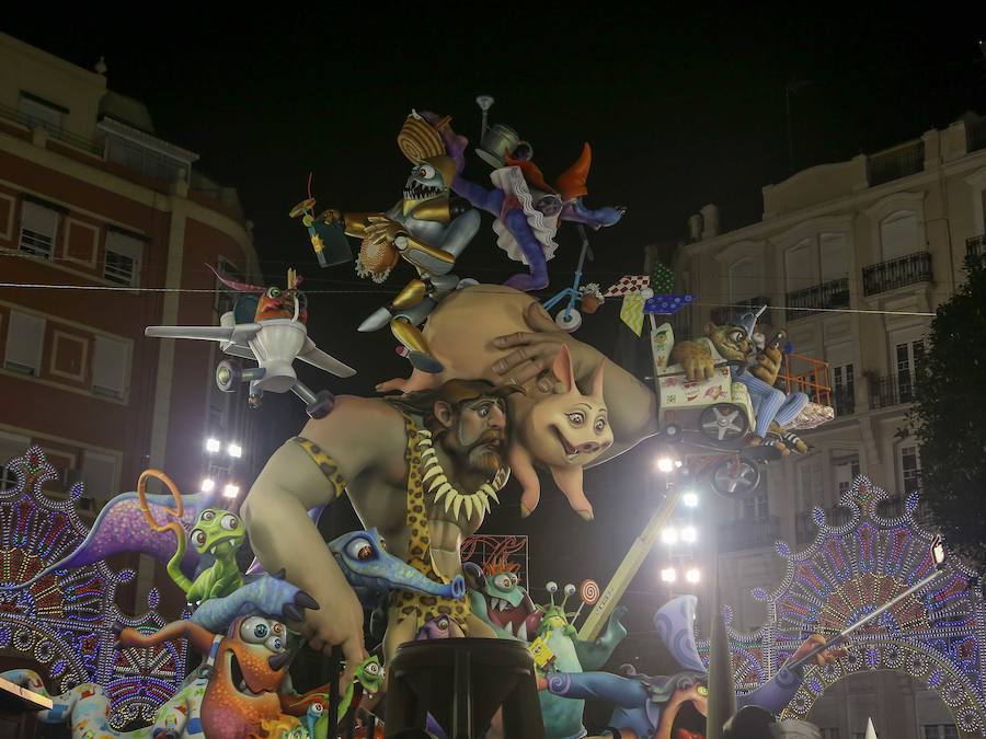 Falla Sueca - Literato Azorín. Artista: Vicente Llácer. Lema: Universos paralelos y lelas.