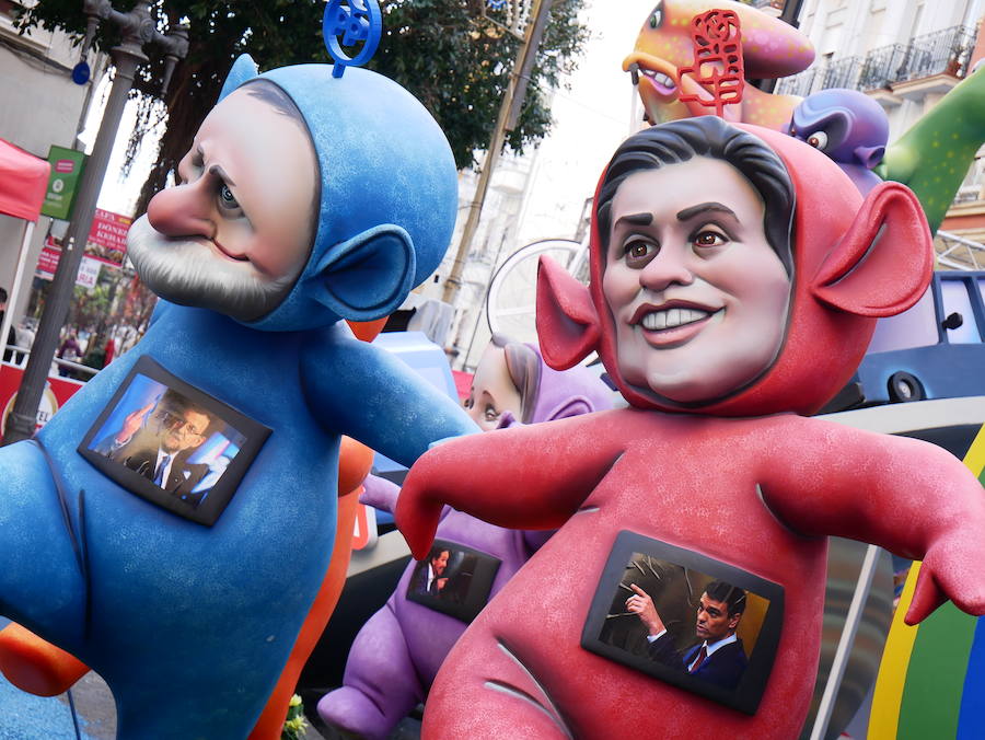 Mariano Rajoy y Pedro Sánchez en la Falla Sueca-Literato Azorín. 