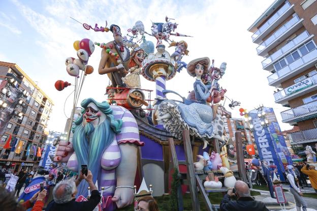 Cuerpo central del carromato de circo
que supone la falla de Carsí para l'Antiga
de Campanar, ayer por la mañana.
