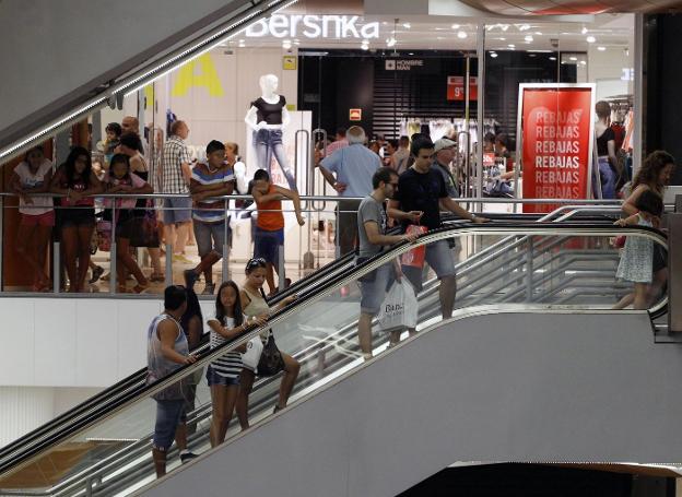 Compradores en un centro comercial de Valencia. 