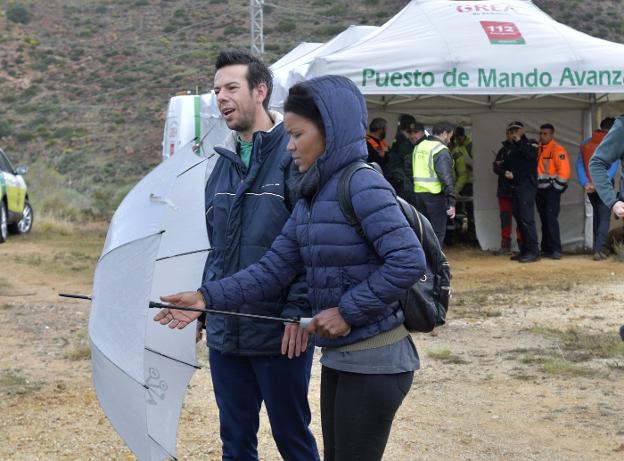 Ana Julia Quezada y Ángel Cruz, padre de Gabriel, el 1 de marzo durante las labores de búsqueda. 