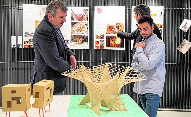 El diputado Josep Bort visita ‘Arquitecturas para el fuego’.