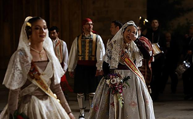 Oltra se emociona al llegar a la plaza de la Virgen.