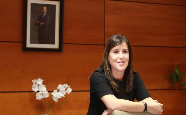 Pilar Fúnez, nueva jefa provincial de Tráfico de Valencia, apoyada en un asiento de su despacho.